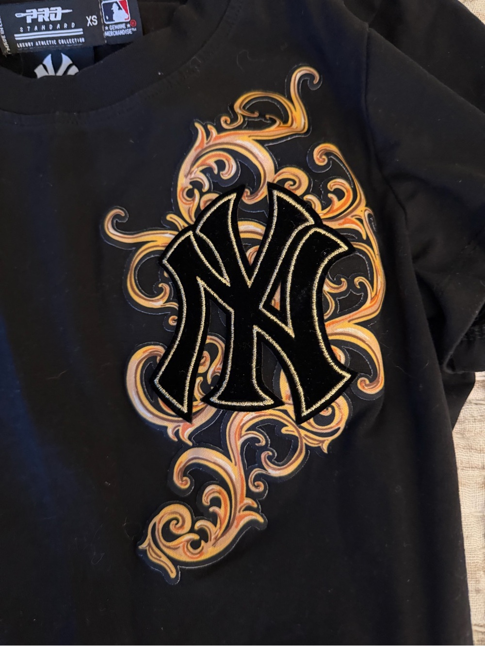 NEW YORK YANKEES - Picture 2 of 8